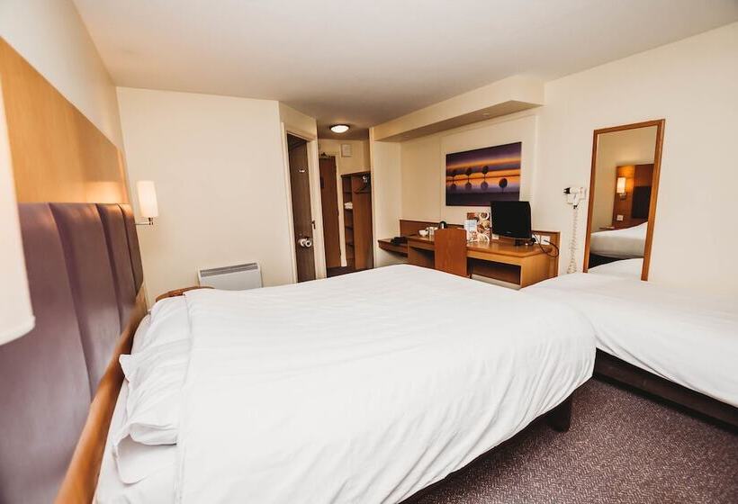 חדר סטנדרט מותאם לאדם עם מוגבלויות, Purple Roomz Preston South