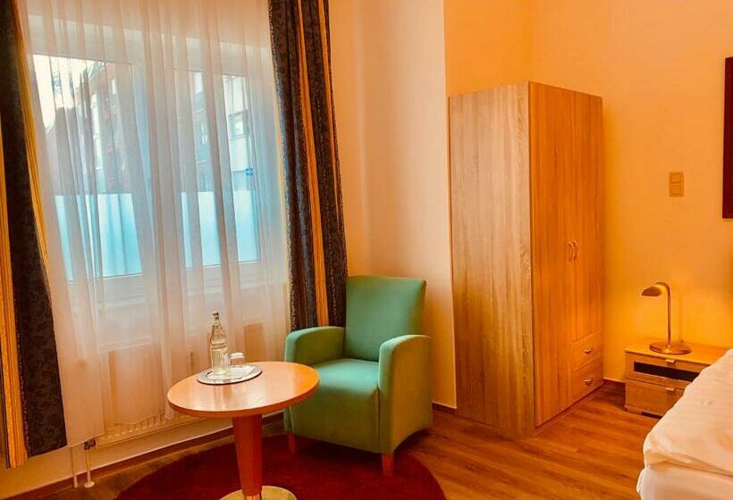 标准单人间, Gasthaus Zur Eule