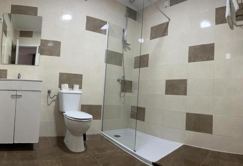 اتاق استاندارد سه نفره, Pensao Nova Goa