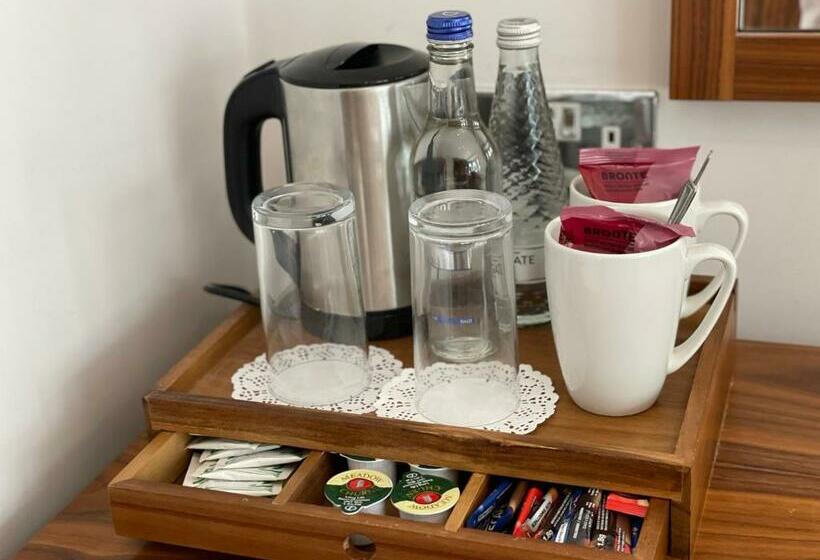 חדר סטנדרט, The Jug And Bottle