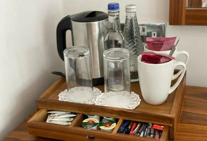 スタンダードルーム, The Jug And Bottle