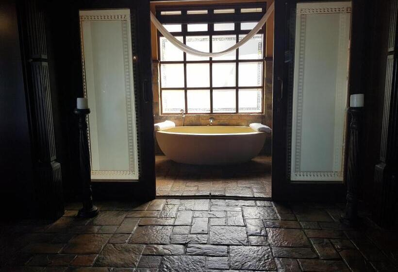 سوییت, Waterside Lodge