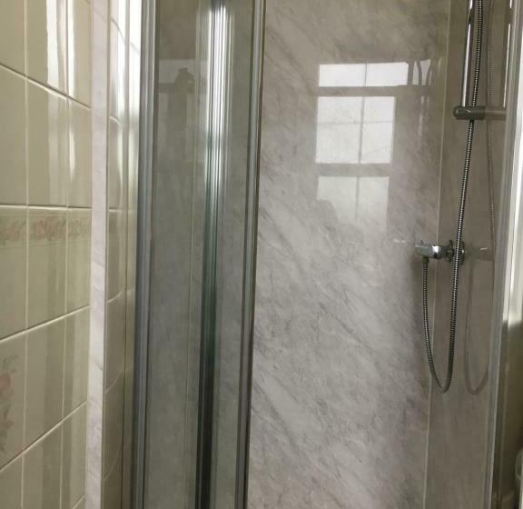 スタンダードルーム, Lion And Fiddle