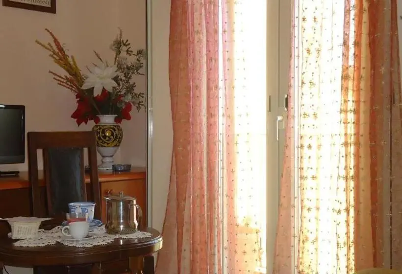 اتاق استاندارد سه نفره, Gualtiero Camere & Suite