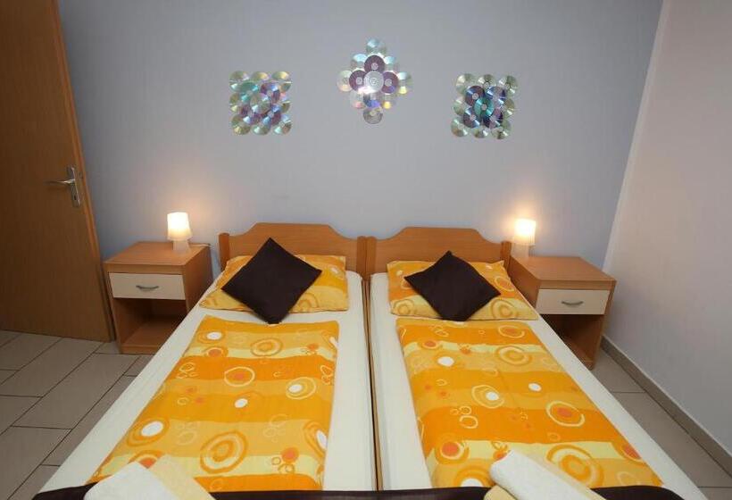 استودیوی استاندارد, Apartments Furman Self Check In