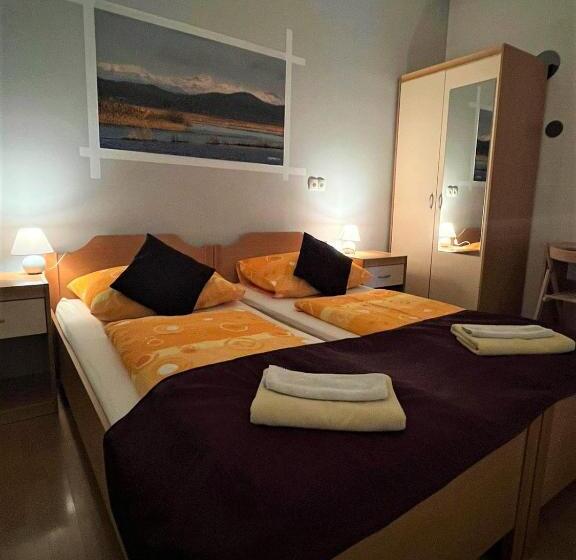 اتاق استاندارد سه نفره, Apartments Furman Self Check In