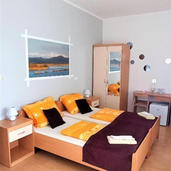 اتاق استاندارد سه نفره, Apartments Furman Self Check In