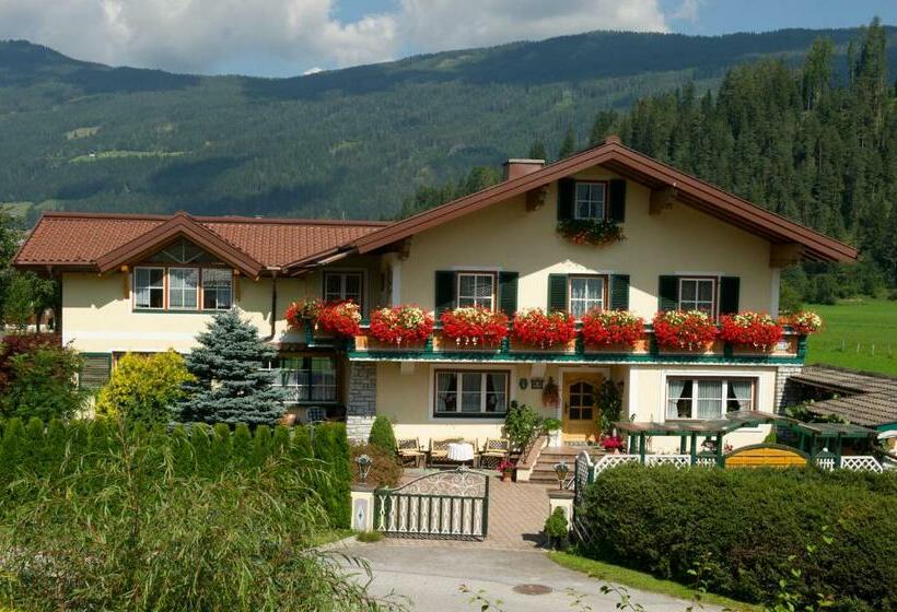 דירת חדר, Haus Martina