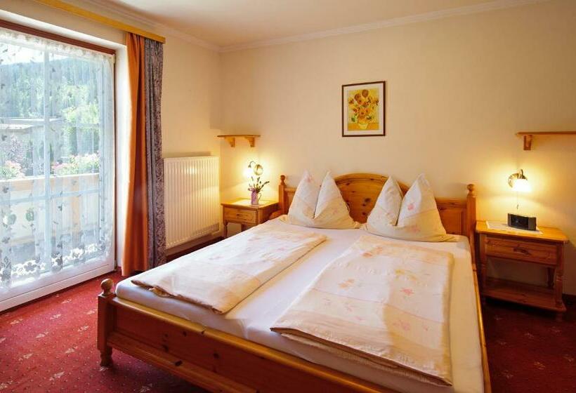 דירת חדר, Haus Martina