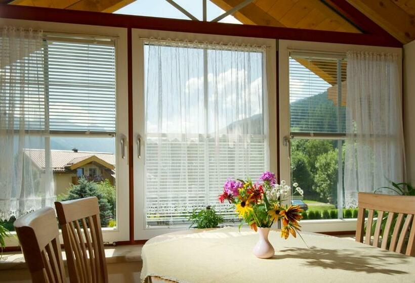 דירת חדר, Haus Martina