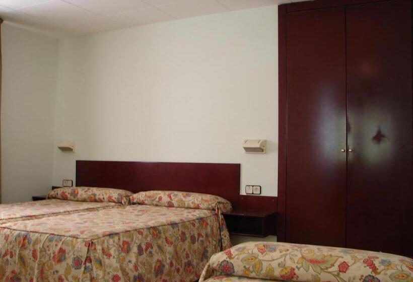 스탠다드 트리플 룸, Hostal Del Ripollès