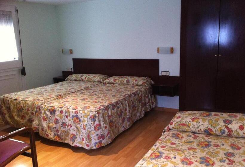 Номер Стандарт Трехместный, Hostal Del Ripollès
