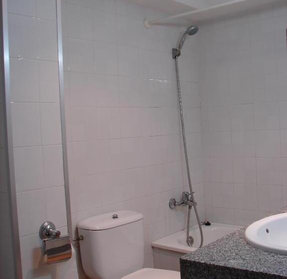 스탠다드 트리플 룸, Hostal Del Ripollès