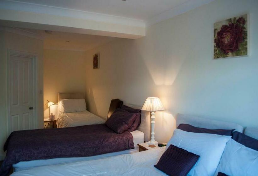 패밀리 룸, Leverton House