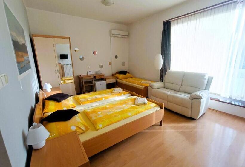 اتاق استاندارد سه نفره, Apartments Furman Self Check In