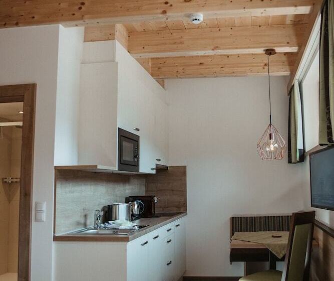 スタンダードスタジオ, Viktoria Sölden