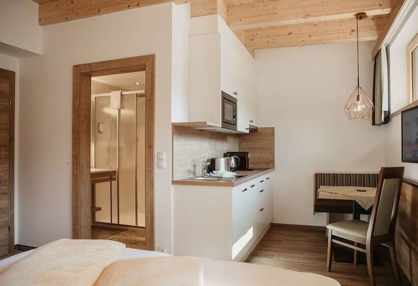 スタンダードスタジオ, Viktoria Sölden