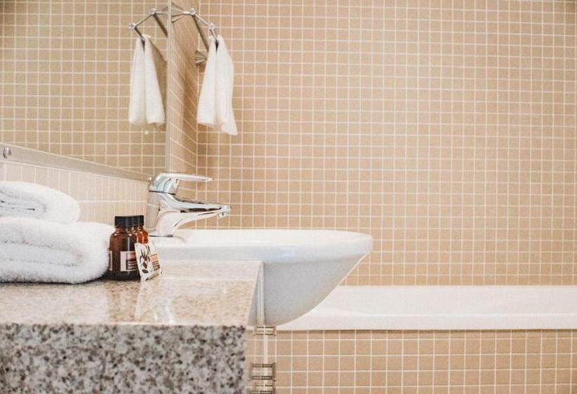 2 Bedrooms Apartment River View, Grandview Apartments