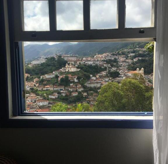 Номер Deluxe, Abigail Condé