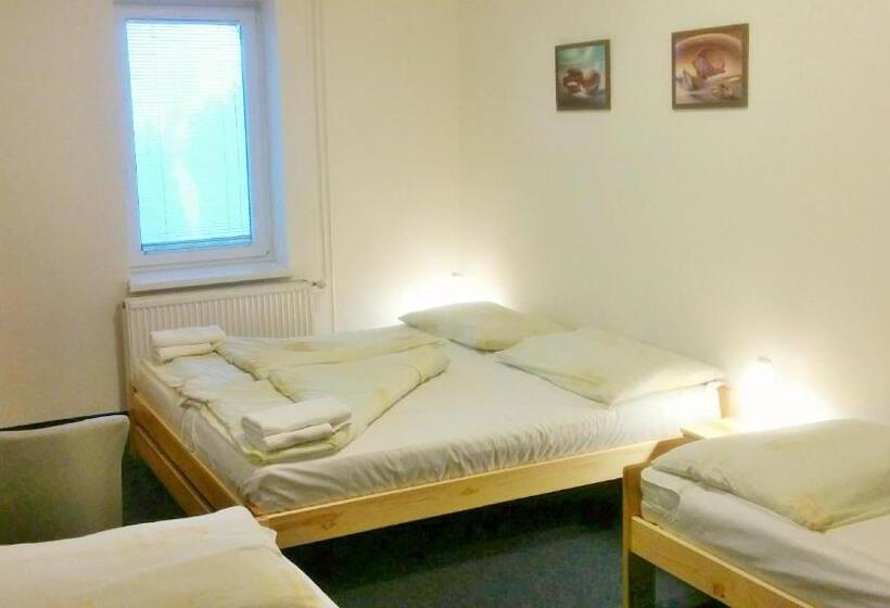 חדר סופריור לארבעה, Hostinec U Pejska A Kocicky