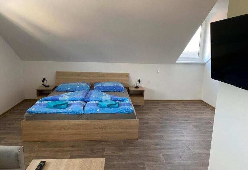 חדר משפחתי, Hostinec U Pejska A Kocicky