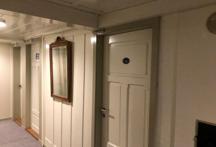 标准单人间共用浴室, Gasthaus Spinas