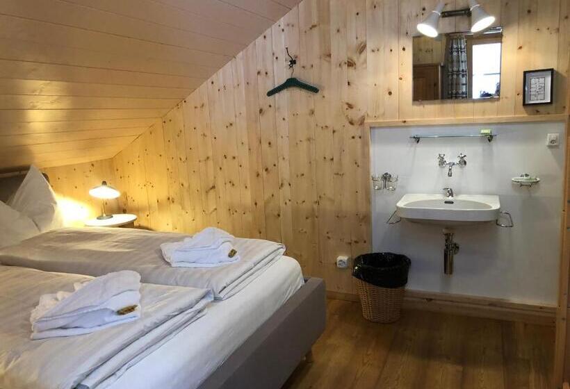 הכלכלה חדר לארבעה עם מקלחת משותפת, Gasthaus Spinas