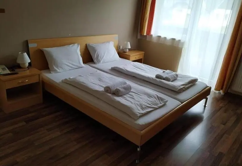 Camera Familiare, Pension Tilly