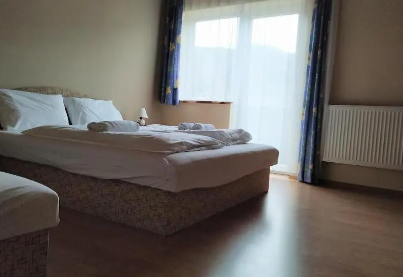 Camera Familiare, Pension Tilly