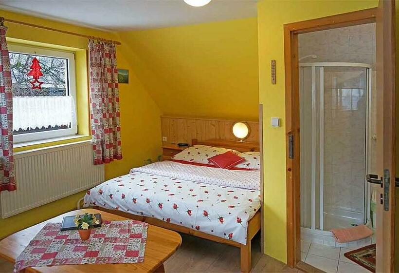 اتاق خانوادگی با چشم‌انداز کوه, Penzion A Drevenica Pri Hati