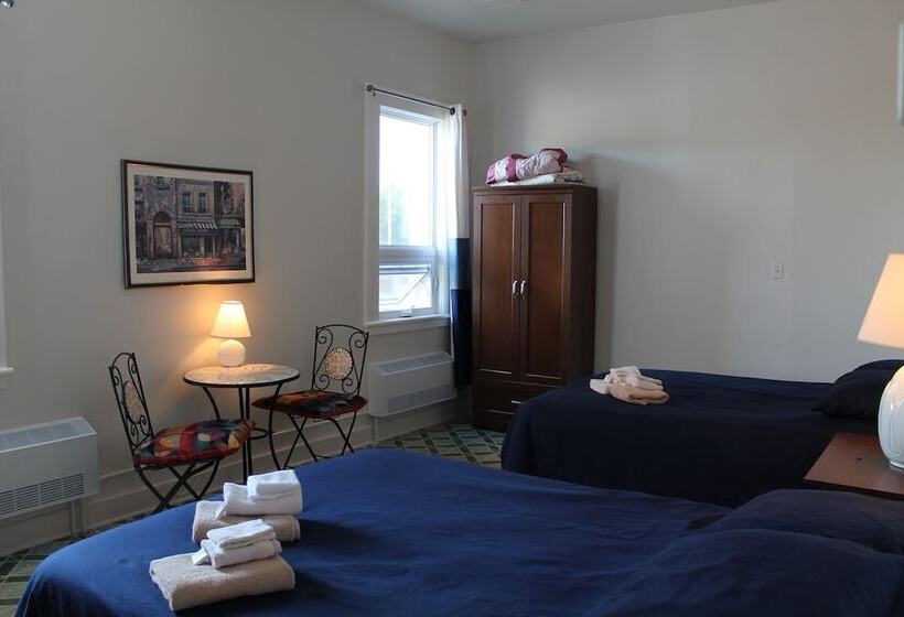 חדר סטנדרטי לארבעה עם חדר אמבטיה משותף, Auberge La Petite école De Forillon