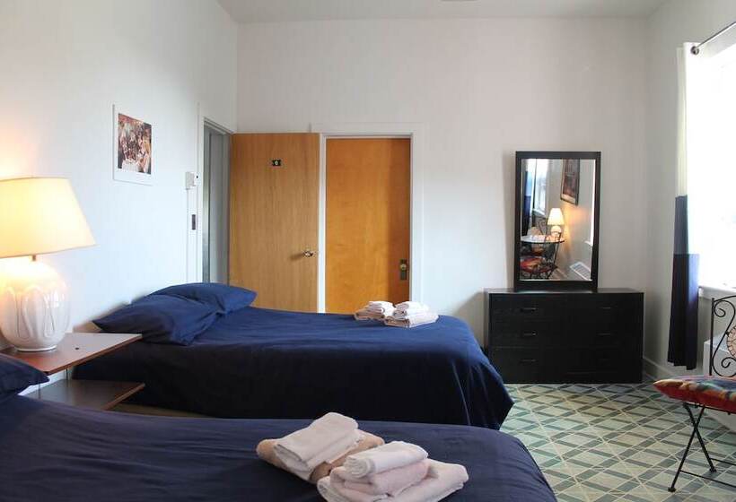 חדר סטנדרטי לארבעה עם חדר אמבטיה משותף, Auberge La Petite école De Forillon