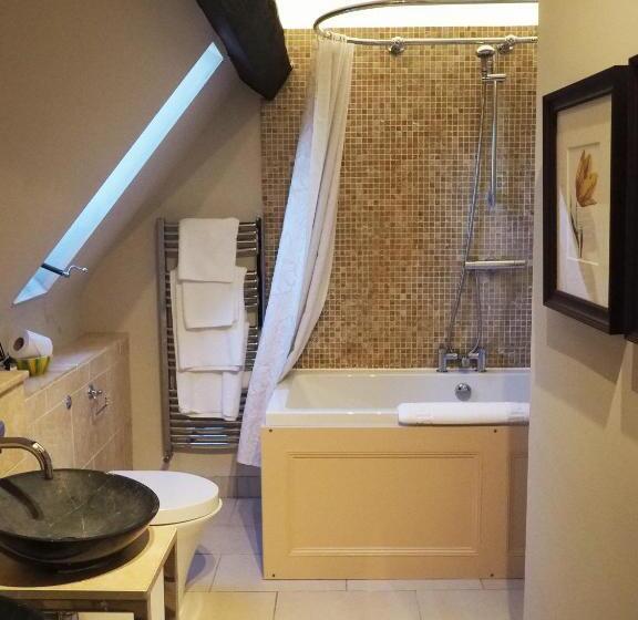 家庭套房, Bear And Ragged Staff