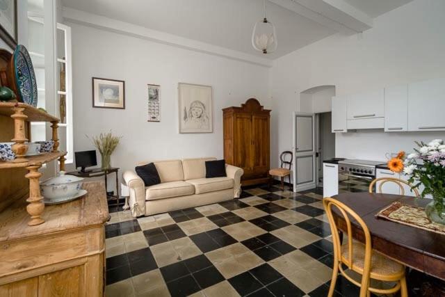 דירת חדר נוף לים, Castello Canevaro