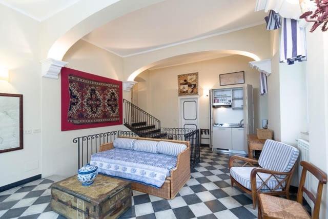 דירת שני חדרים, Castello Canevaro