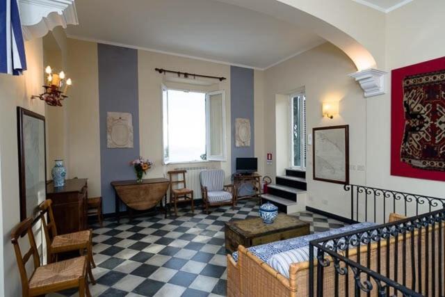 דירת שני חדרים, Castello Canevaro