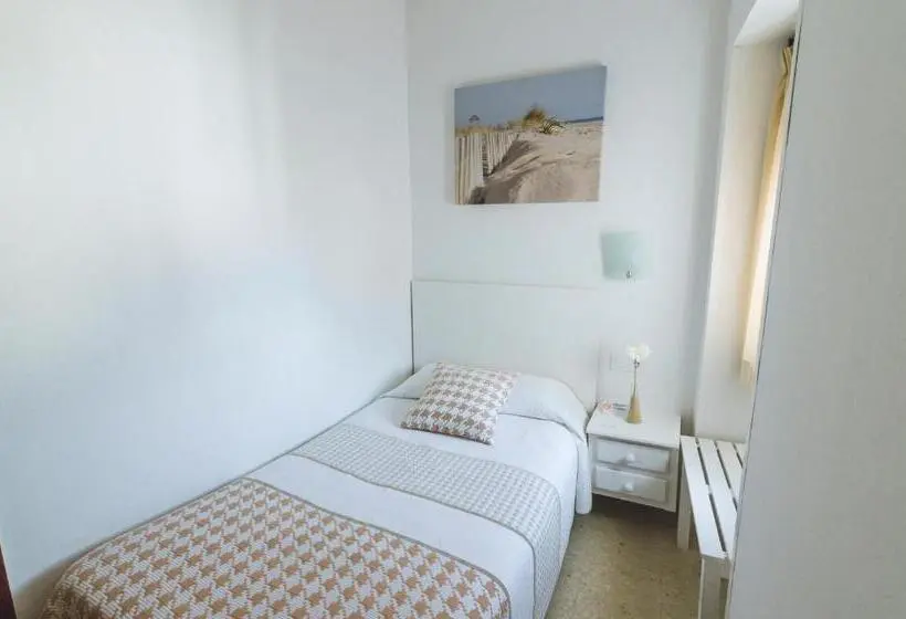 Standard Yhden Hengen Huone, Hospedaje Villanueva