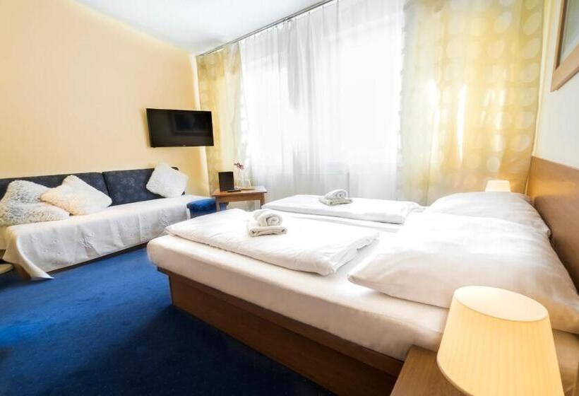 חדר סטנדרט לשלושה עם מרפסת, Penzion Talisman