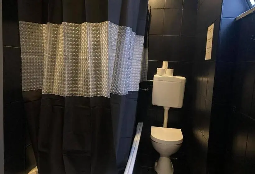 اتاق استاندارد چهار تخته, Peters Guesthouse