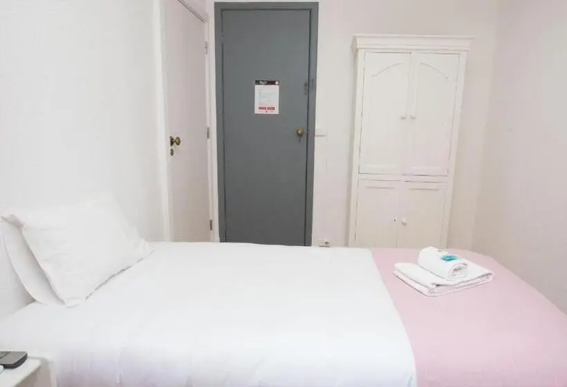 اتاق استاندارد سه نفره, Peters Guesthouse