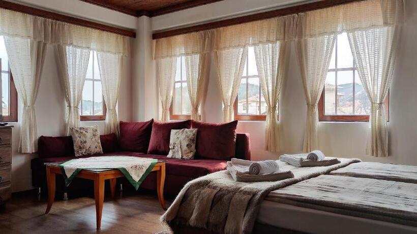 주니어 스위트, Chardaka Guest House