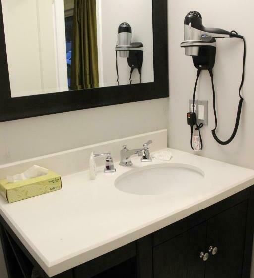 غرفة قياسية سرير كينج, Le Voyageur Inn