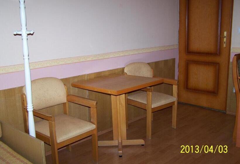 غرفة عائلية, Borostyánkert étterem & Vendégház