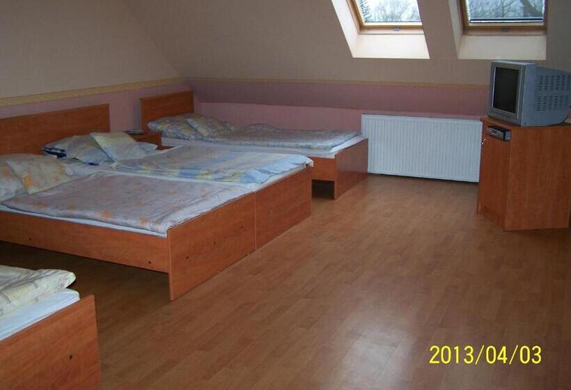 غرفة عائلية, Borostyánkert étterem & Vendégház