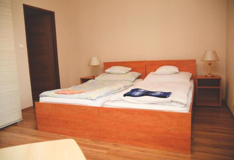 شقة غرفة واحدة, Borostyánkert étterem & Vendégház