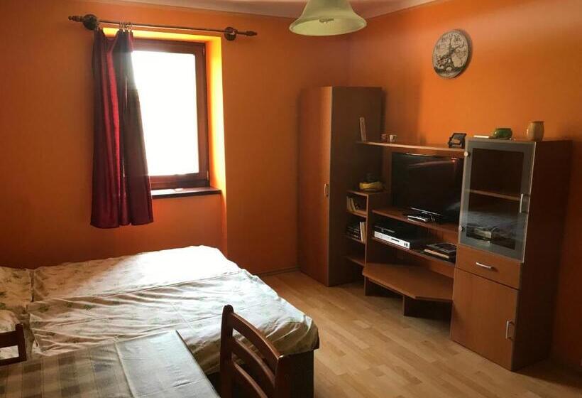 شقة غرفة واحدة, Borostyánkert étterem & Vendégház