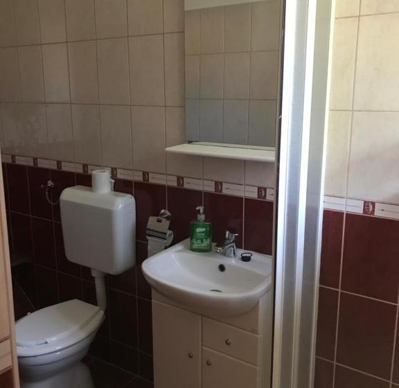 شقة غرفة واحدة, Borostyánkert étterem & Vendégház