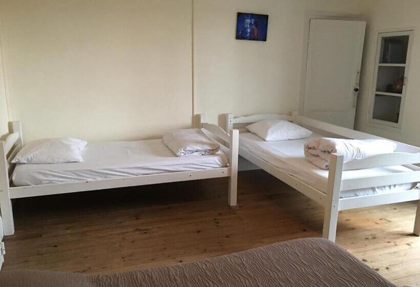 חדר משפחתי, La Ferme Antoinette