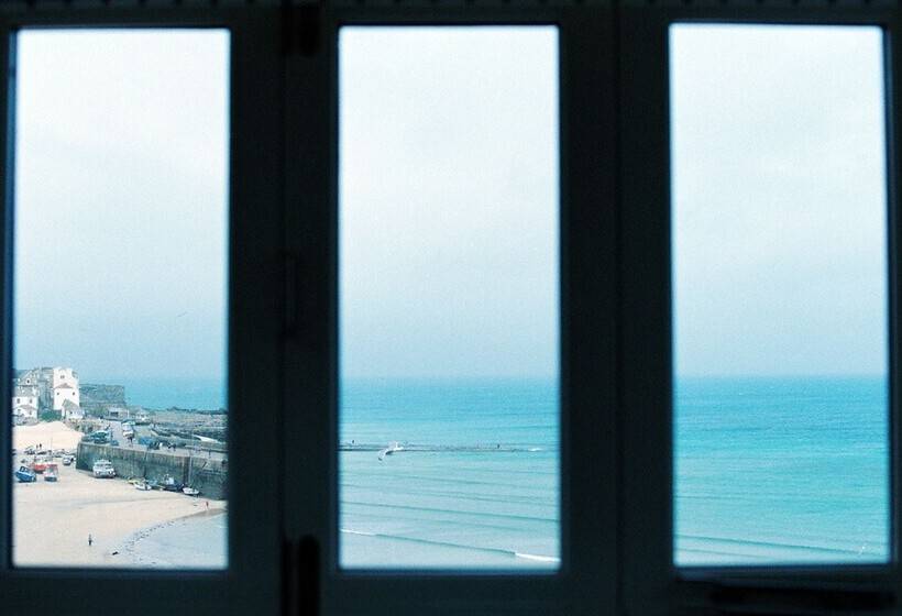 מיטת קינג בסוויטה, Trevose Harbour House