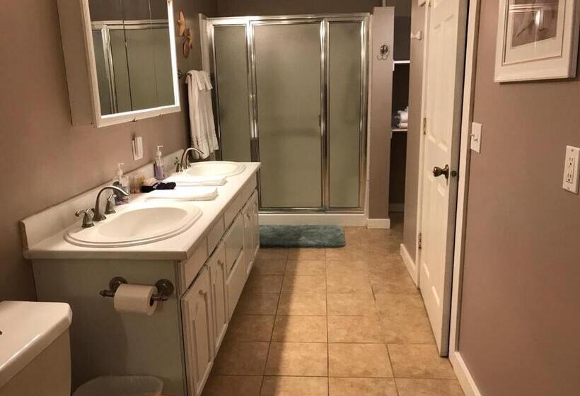 جناح سرير كينج, Inn At Harbour Village